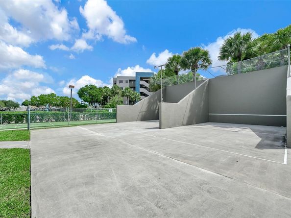 1101 Colony Point Cir 123, Pembroke Pines FL 33026