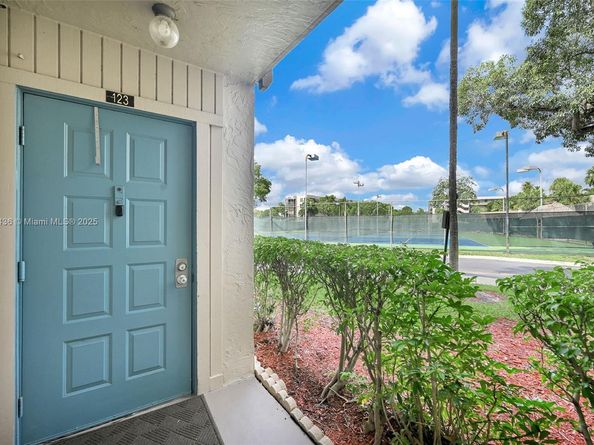 1101 Colony Point Cir 123, Pembroke Pines FL 33026