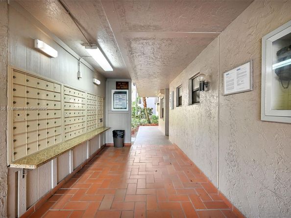 1101 Colony Point Cir 123, Pembroke Pines FL 33026