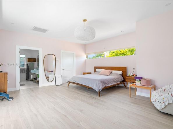 719 W 51st St, Miami Beach FL 33140