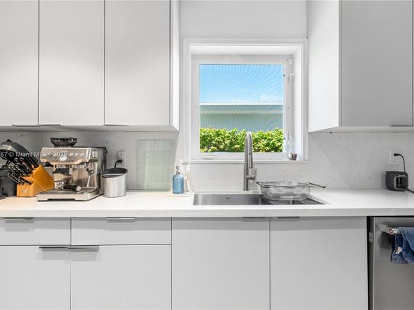719 W 51st St, Miami Beach FL 33140