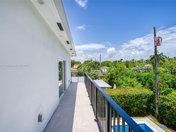 719 W 51st St, Miami Beach FL 33140