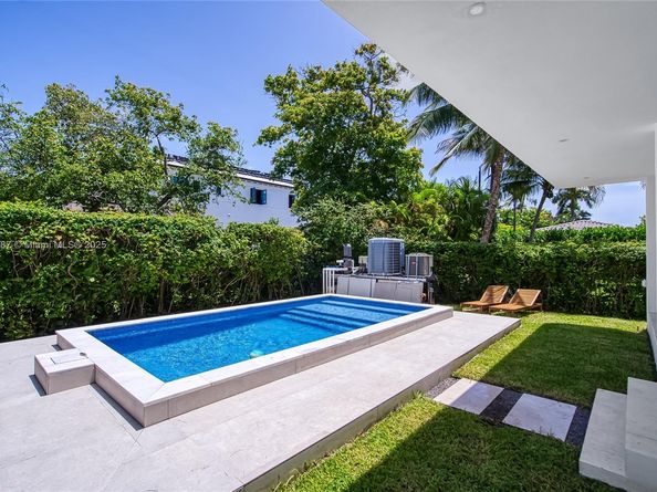 719 W 51st St, Miami Beach FL 33140