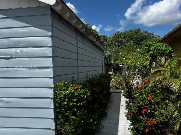 707 N J St, Lake Worth FL 33460