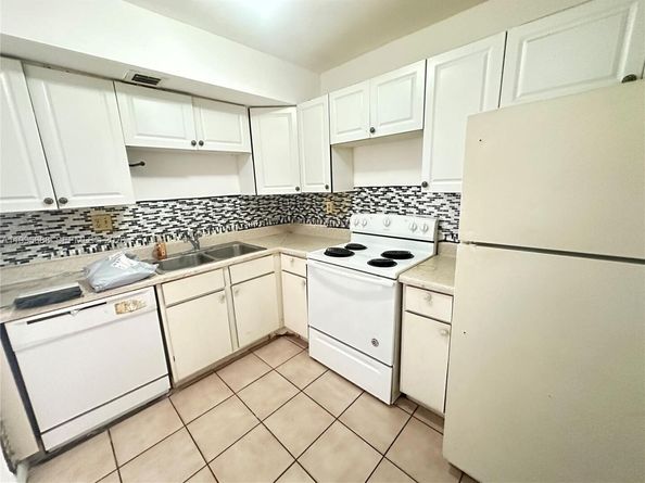 3600 NW 21st St 309, Lauderdale Lakes FL 33311