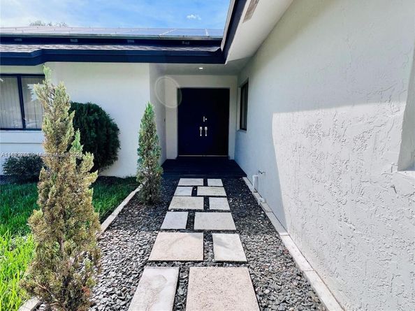 620 SW 98th Ter, Pembroke Pines FL 33025