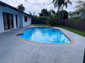 620 SW 98th Ter, Pembroke Pines FL 33025