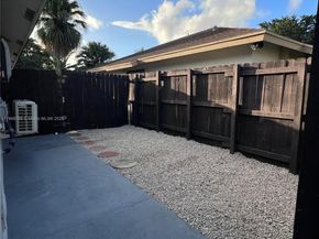 620 SW 98th Ter, Pembroke Pines FL 33025