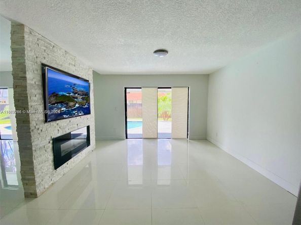 620 SW 98th Ter, Pembroke Pines FL 33025