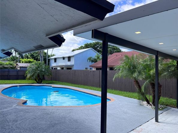 620 SW 98th Ter, Pembroke Pines FL 33025