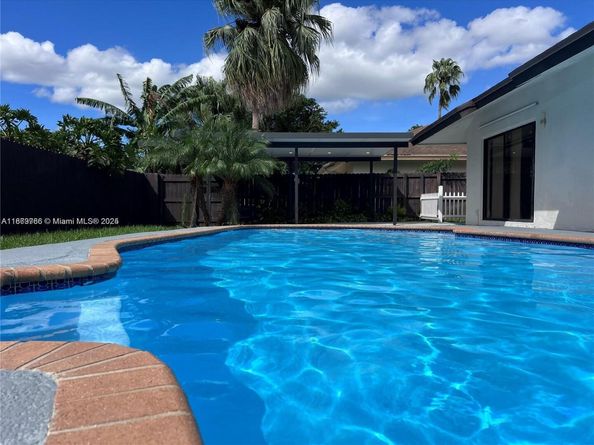 620 SW 98th Ter, Pembroke Pines FL 33025