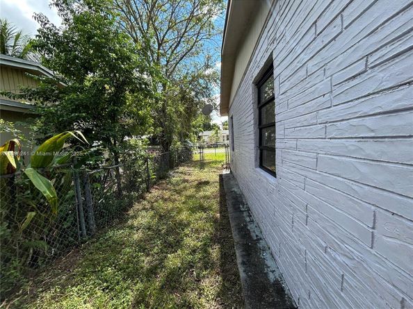 6121 Madison St, Hollywood FL 33023