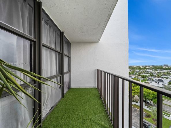1000 Parkview Dr 1025, Hallandale Beach FL 33009