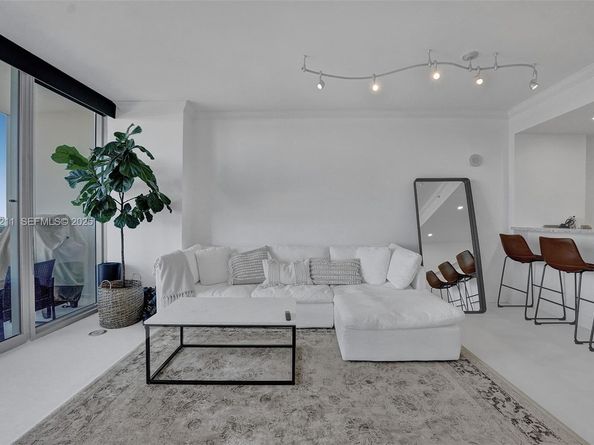 601 NE 36th St 811, Miami FL 33137