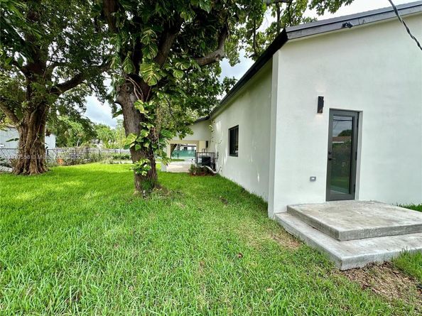 929 NW 60th St, Miami FL 33127