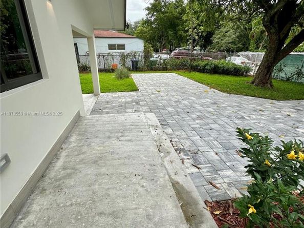 929 NW 60th St, Miami FL 33127