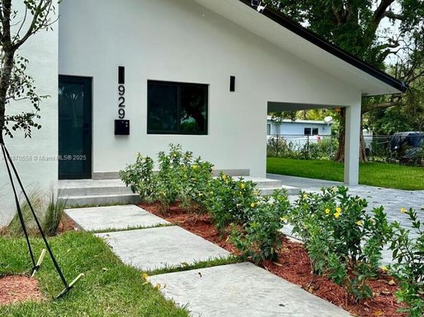 929 NW 60th St, Miami FL 33127