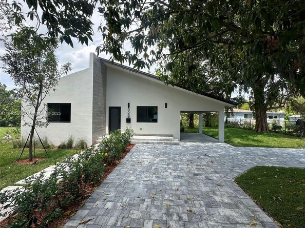 929 NW 60th St, Miami FL 33127