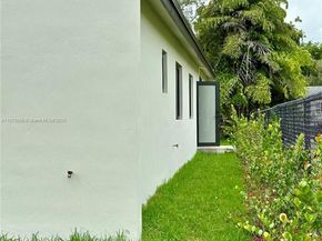 929 NW 60th St, Miami FL 33127