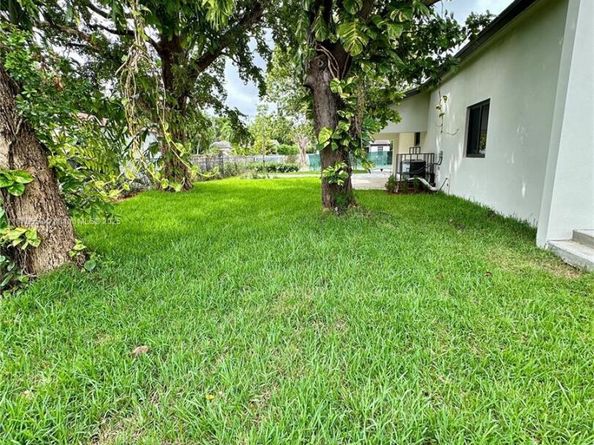 929 NW 60th St, Miami FL 33127