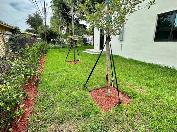 929 NW 60th St, Miami FL 33127