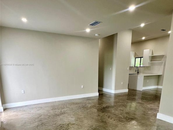 929 NW 60th St, Miami FL 33127