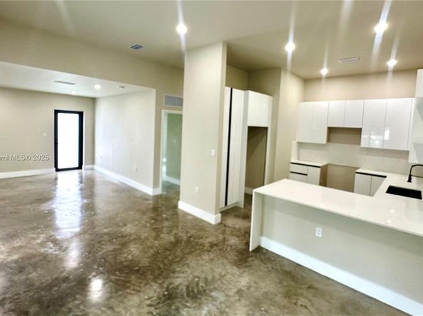 929 NW 60th St, Miami FL 33127