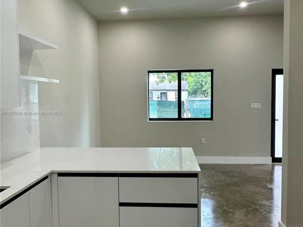 929 NW 60th St, Miami FL 33127