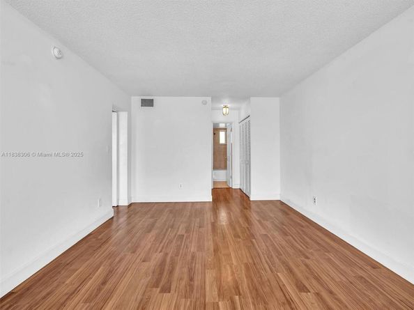 1170 NE 191st St 24, Miami FL 33179