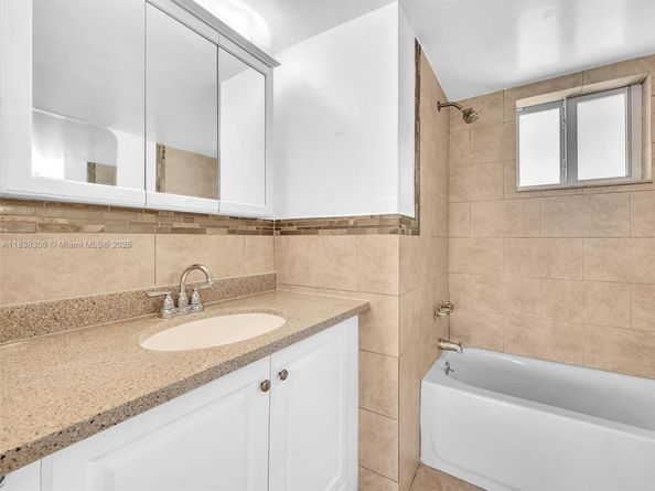 1170 NE 191st St 24, Miami FL 33179