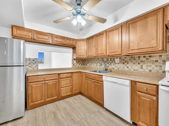 1170 NE 191st St 24, Miami FL 33179