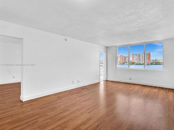 1170 NE 191st St 24, Miami FL 33179