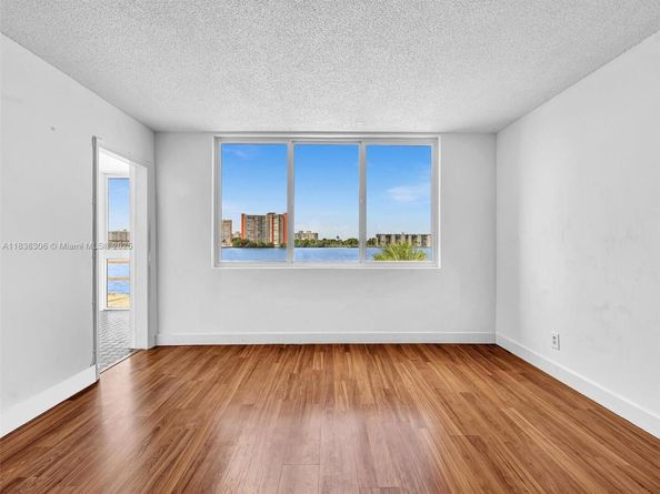 1170 NE 191st St 24, Miami FL 33179