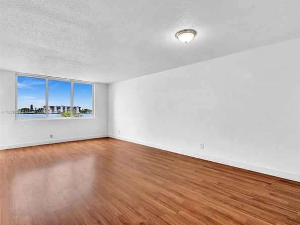 1170 NE 191st St 24, Miami FL 33179