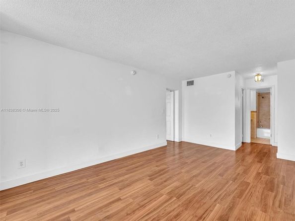 1170 NE 191st St 24, Miami FL 33179