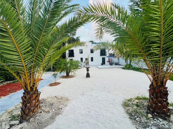 2134 SW 11th St, Miami FL 33135
