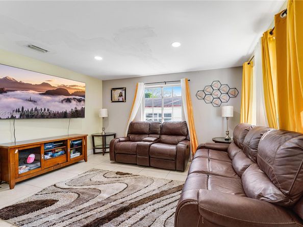 1243 NW 42nd St, Miami FL 33142