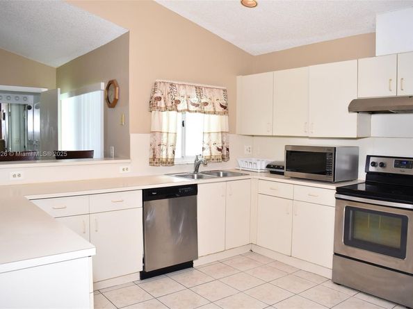1430 SW 102nd Ave, Pembroke Pines FL 33025