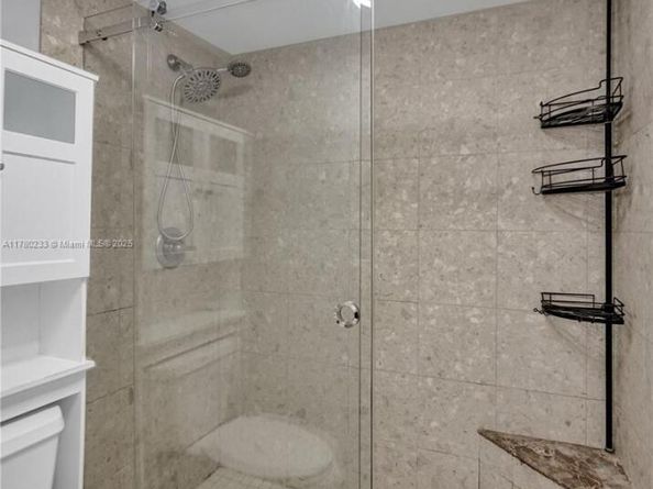 105 Lake Emerald Dr 211, Oakland Park FL 33309