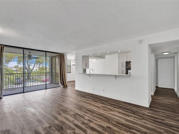 105 Lake Emerald Dr 211, Oakland Park FL 33309