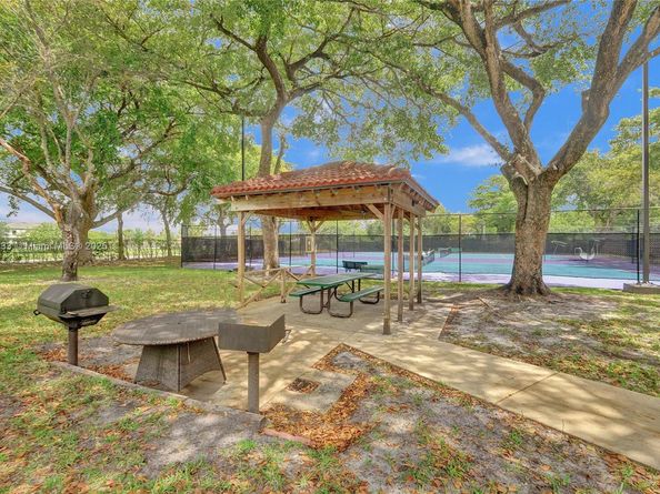 105 Lake Emerald Dr 211, Oakland Park FL 33309