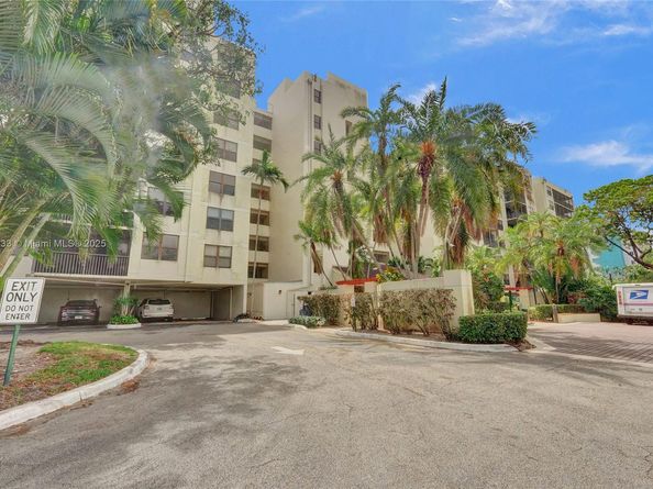 105 Lake Emerald Dr 211, Oakland Park FL 33309