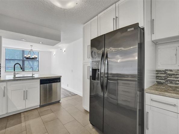 105 Lake Emerald Dr 211, Oakland Park FL 33309