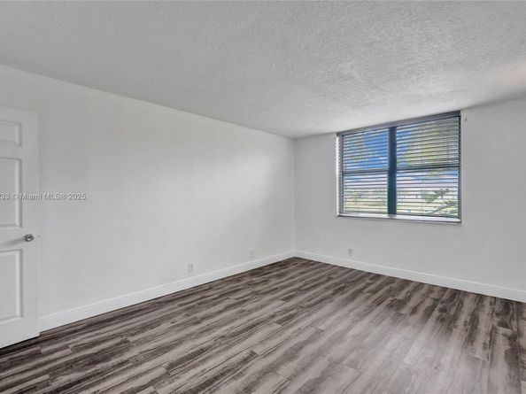 105 Lake Emerald Dr 211, Oakland Park FL 33309