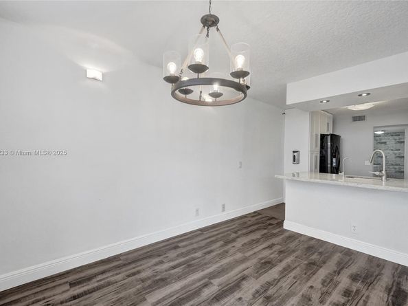 105 Lake Emerald Dr 211, Oakland Park FL 33309