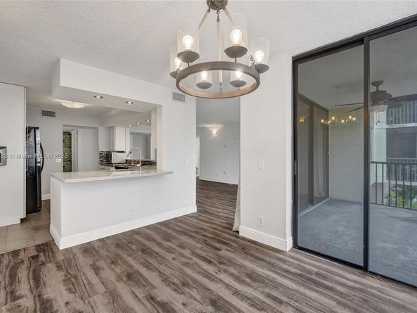 105 Lake Emerald Dr 211, Oakland Park FL 33309