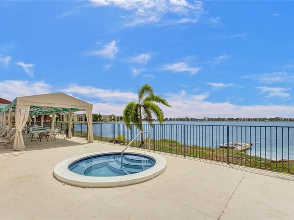105 Lake Emerald Dr 211, Oakland Park FL 33309