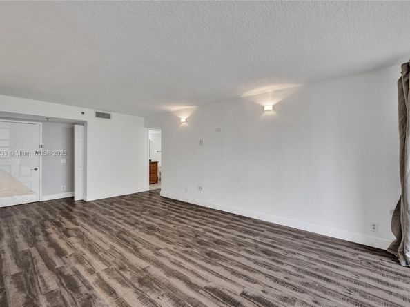105 Lake Emerald Dr 211, Oakland Park FL 33309