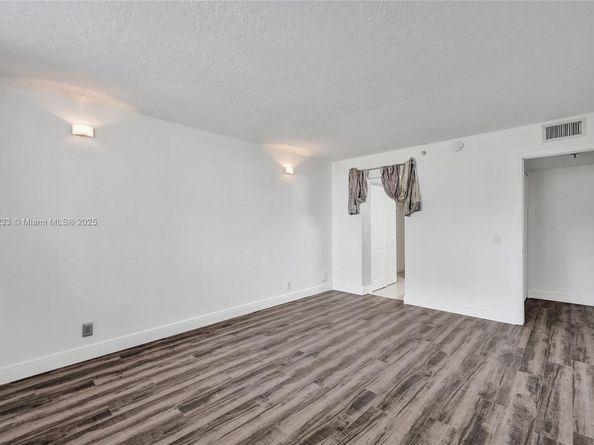 105 Lake Emerald Dr 211, Oakland Park FL 33309