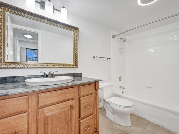 105 Lake Emerald Dr 211, Oakland Park FL 33309
